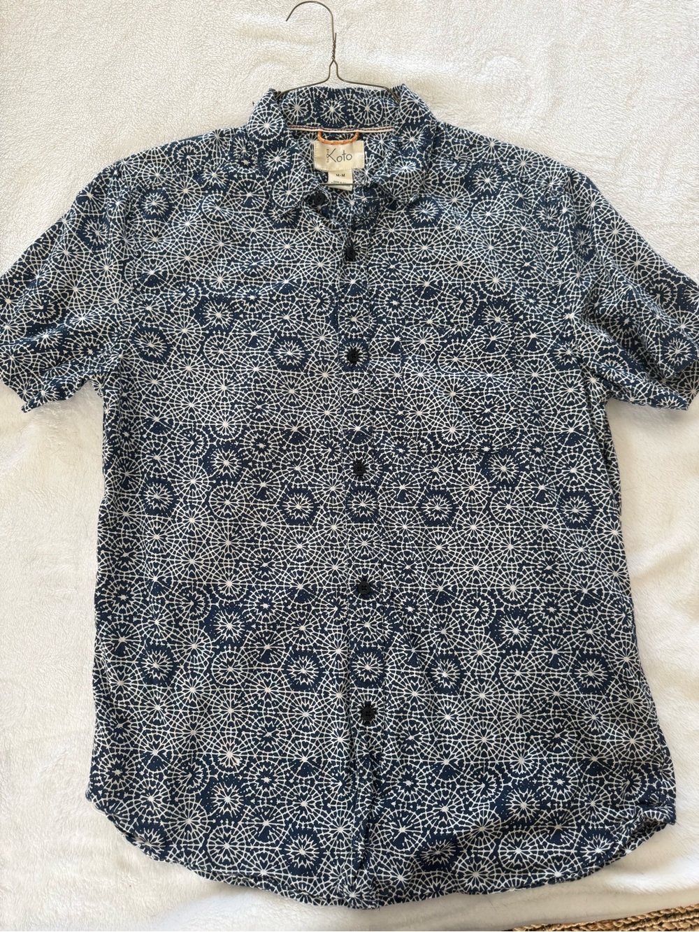 Koto men’s medium button down blue and white geometric print shirt